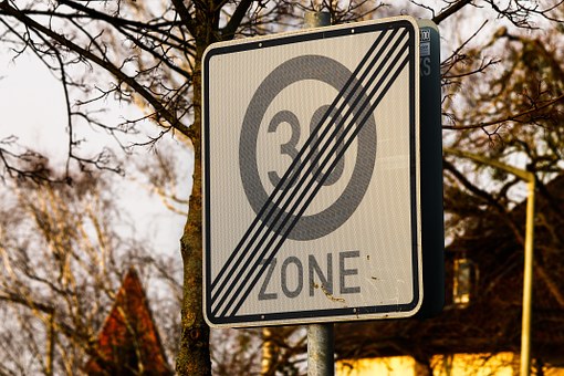 Neue Vorfahrtssituation in der Eichkampstraße Neue Vorfahrtssituation in der Eichkampstraße