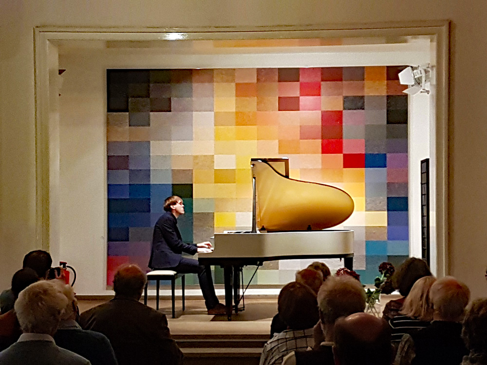 2. EichkampClassics-Konzert – Klavierspielen pur. Ein Pianist arbeitet am Klavier 2. EichkampClassics-Konzert – Klavierspielen pur. Ein Pianist arbeitet am Klavier