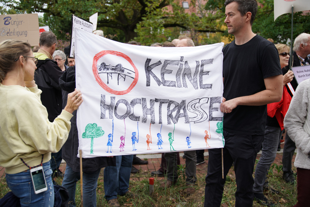 Demonstration der Anwohner gegen Autobahnausfahrt in Eichkamp Demonstration der Anwohner gegen Autobahnausfahrt in Eichkamp