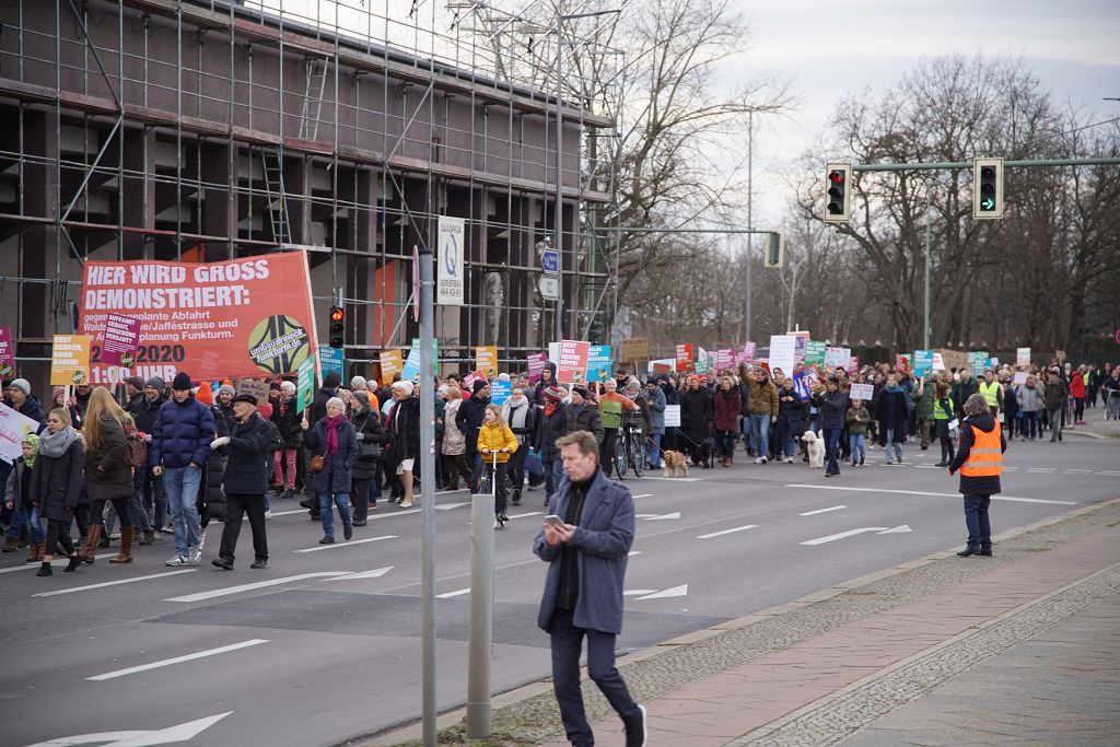 Hunderte demonstrieren gegen die Pläne der DEGES zum Umbau des Autobahndreiecks Funkturm Hunderte demonstrieren gegen die Pläne der DEGES zum Umbau des Autobahndreiecks Funkturm